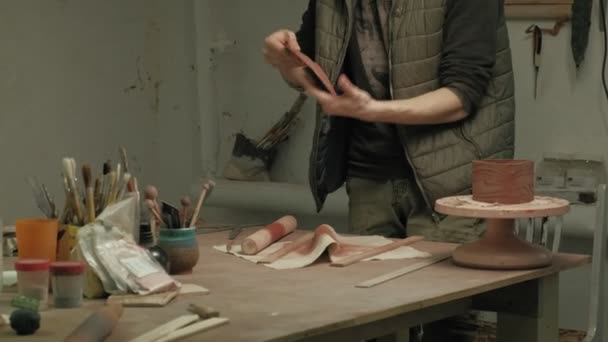 Keramiker arbeiten in der Werkstatt. — Stockvideo