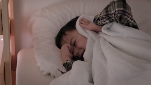 Il bambino giace a letto, l'insonnia, il sonno povero — Video Stock