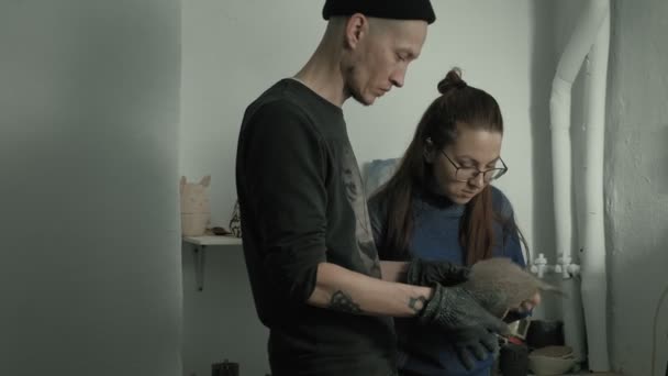 Arbeit der Keramiker in der Werkstatt — Stockvideo