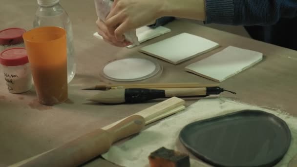 Keramikverkstad. tillverkning av keramiska plattor — Stockvideo