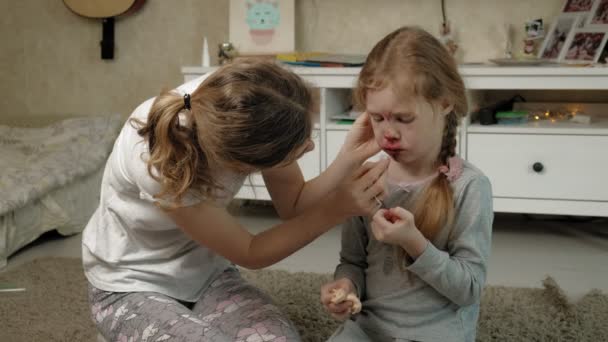 Máma poskytuje první pomoc dítěti s krvavým nosem. — Stock video