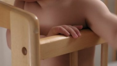 Bebek kulpları bebek beşiği tutun.