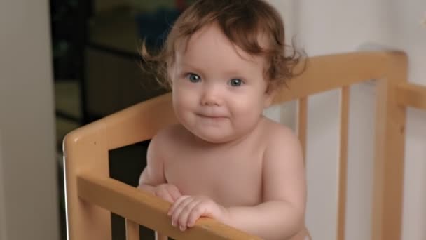 Petite fille tout-petit avec de grands yeux rit . — Video