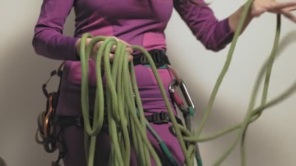 Spese attrezzature per arrampicata — Video Stock