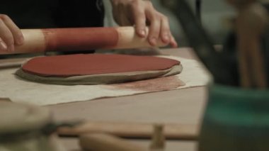 Seramik atölyesinde çalışıyor..