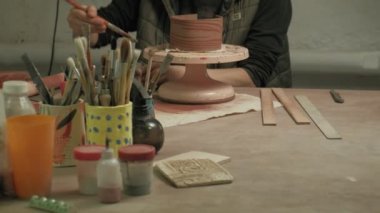 Seramik atölyesinde çalışıyor..