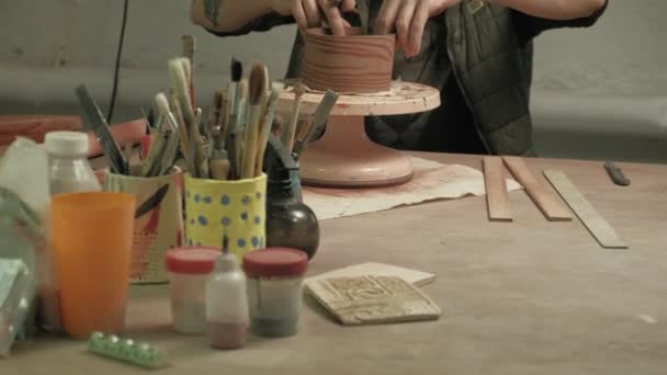 Ceramist work in the workshop. — Stock Video