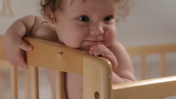 Pequeña niña con grandes ojos se ríe . — Vídeos de Stock