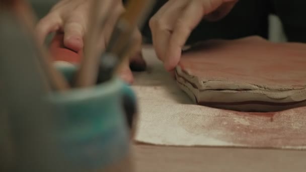 Travail de céramiste dans l'atelier . — Video
