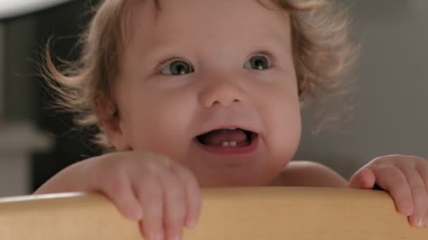 큰 눈을 가진 작은 아기가 웃고 있습니다. — 비디오