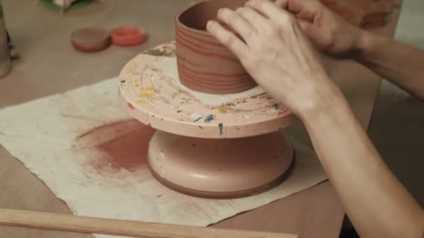 Trabajo ceramista en el taller . — Vídeos de Stock