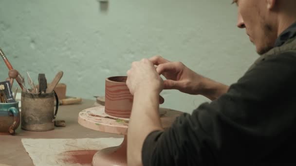 Travail de céramiste dans l'atelier . — Video