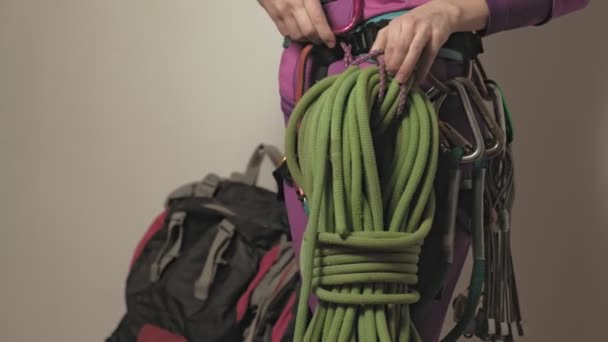 Сбор за альпинистское снаряжение — стоковое видео