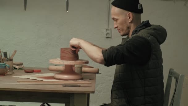 Travail de céramiste dans l'atelier . — Video