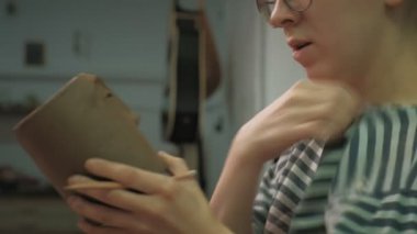 Bir seramikçinin işi. çömlek yapmak