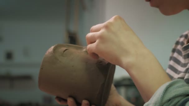 The work of a ceramist. making pottery — Stock Video