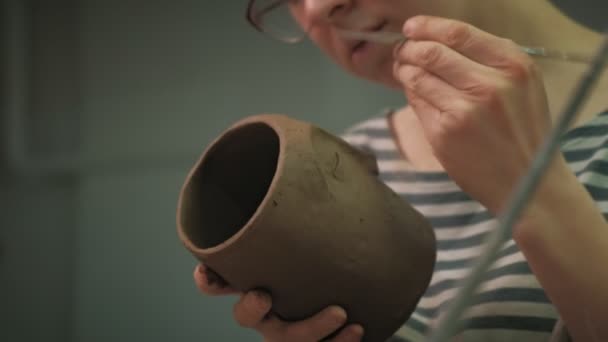 O trabalho de um ceramista. fazendo cerâmica — Vídeo de Stock