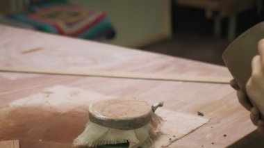 Bir seramikçinin işi. çömlek yapmak