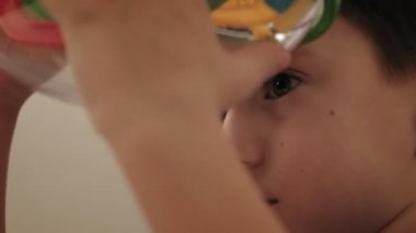 Anaokulu çocuğu bulmaca oyunu oynuyor