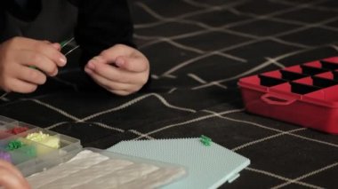 Çocuk boncuklarla oynuyor. ince motor geliştirme