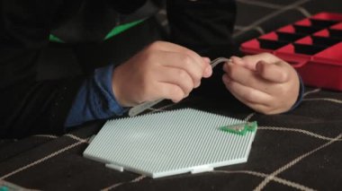 Çocuk boncuklarla oynuyor. ince motor geliştirme