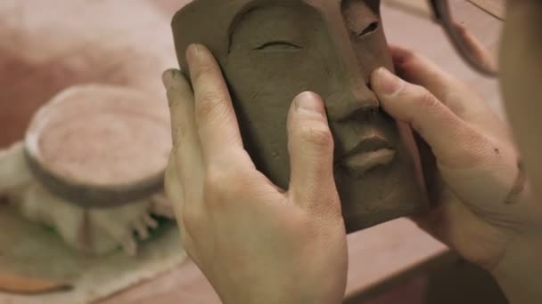 El trabajo de un ceramista. fabricación de cerámica — Vídeos de Stock