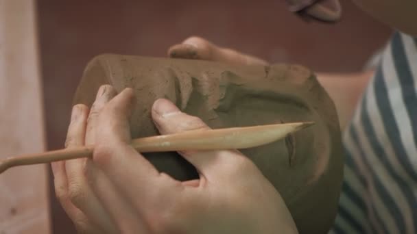 Het werk van een keramist. aardewerk maken — Stockvideo