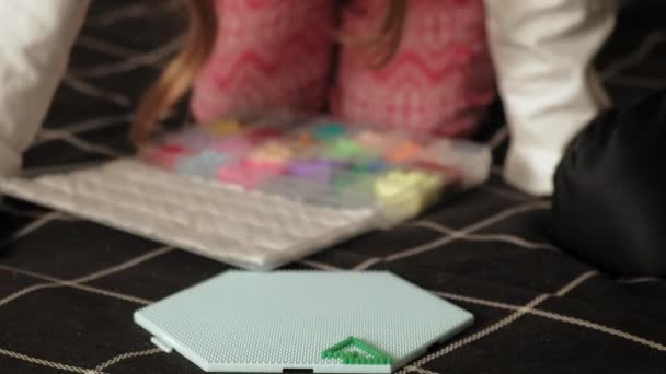 Kind speelt met perler kralen. fijne motorische ontwikkeling — Stockvideo