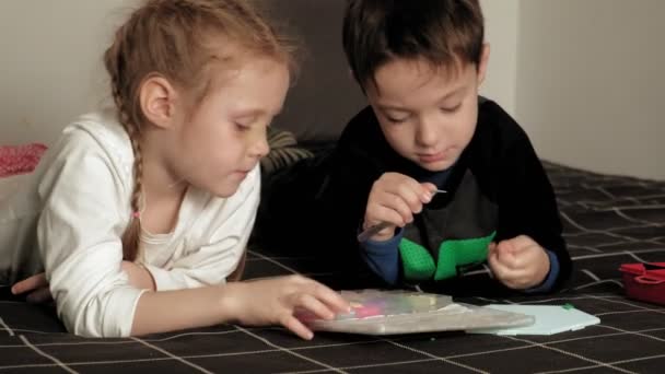 Niño juega con perler perlas. desarrollo motor fino — Vídeo de stock