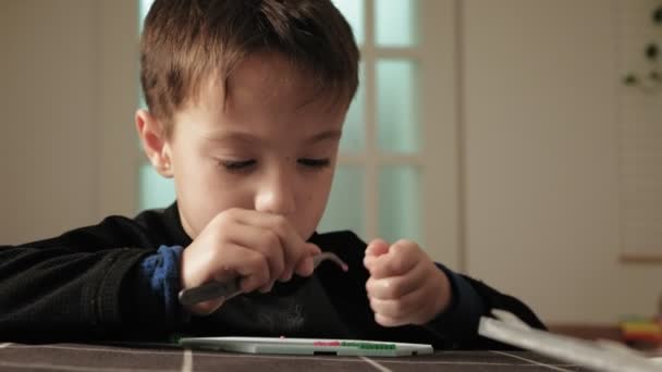 Το παιδί παίζει με χάντρες Πέρλερ. λεπτή ανάπτυξη κινητήρα — Αρχείο Βίντεο