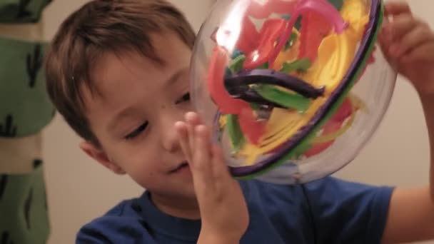 Niño preescolar juega con rompecabezas juego — Vídeo de stock