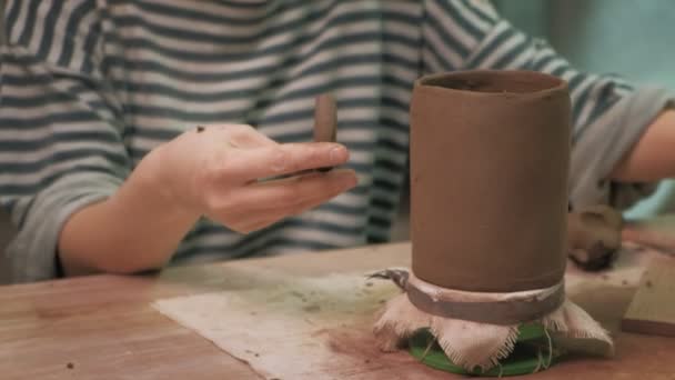 O trabalho de um ceramista. fazendo cerâmica — Vídeo de Stock