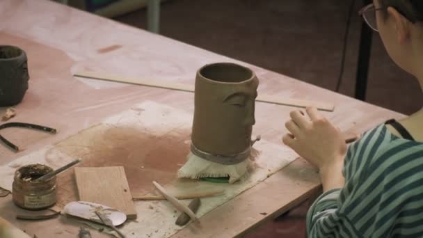 The work of a ceramist. making pottery — Stock Video