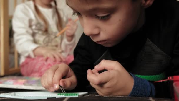 Kind speelt met perler kralen. fijne motorische ontwikkeling — Stockvideo