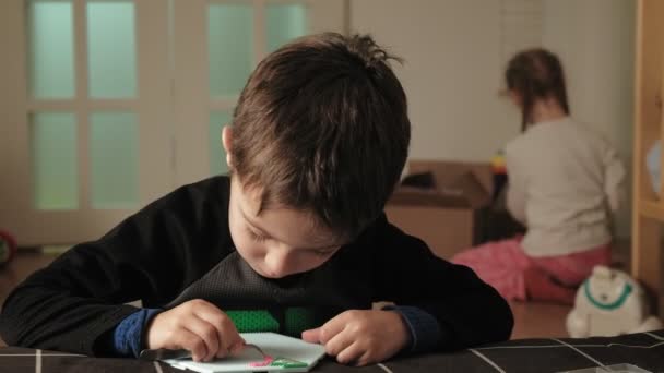 A gyerek Perler gyöngyökkel játszik. finom motorfejlesztés — Stock videók