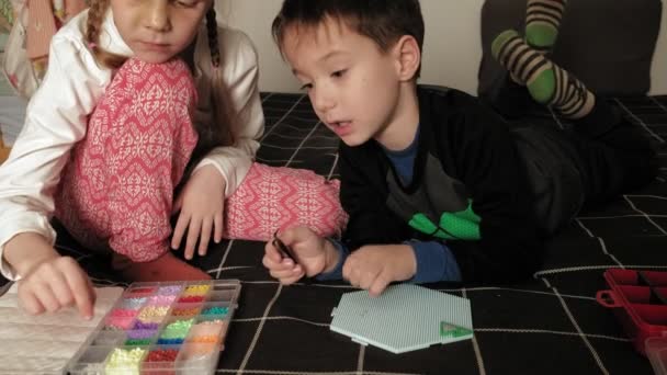 Kind spielt mit Perlen. Feinmotorische Entwicklung — Stockvideo