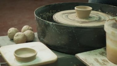 Çömlek çarkı üzerinde çalış. çömlek yapmak