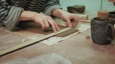 Bir seramikçinin işi. çömlek yapmak