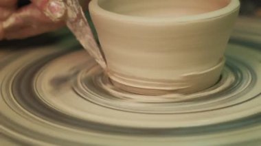 Çömlek çarkı üzerinde çalış. çömlek yapmak