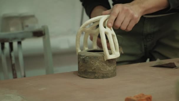 Керамическая мастерская. изготовление керамики — стоковое видео