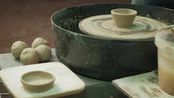 Lavorare sulla ruota della ceramica. fabbricazione di ceramica — Video Stock