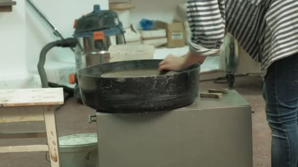 Travailler sur la roue de la poterie. fabrication de poterie — Video