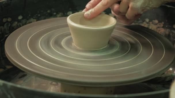 Trabalho na roda de cerâmica. fazendo cerâmica — Vídeo de Stock