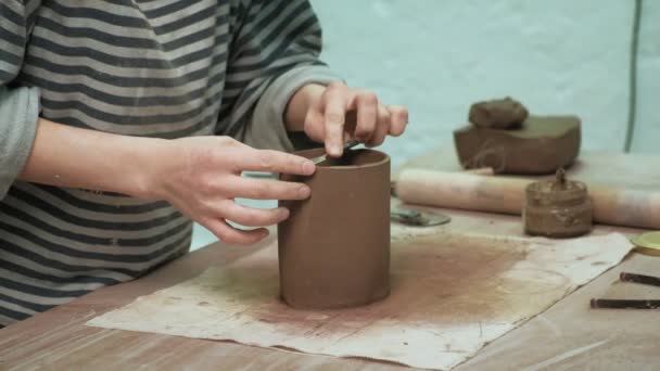 Het werk van een keramist. aardewerk maken — Stockvideo