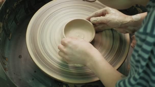 Lavorare sulla ruota della ceramica. fabbricazione di ceramica — Video Stock