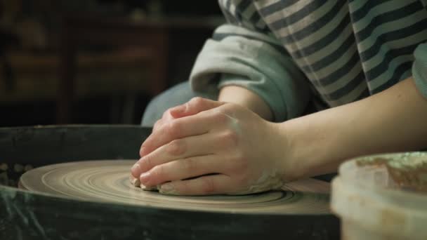 Поработать над гончарным кругом. изготовление керамики — стоковое видео