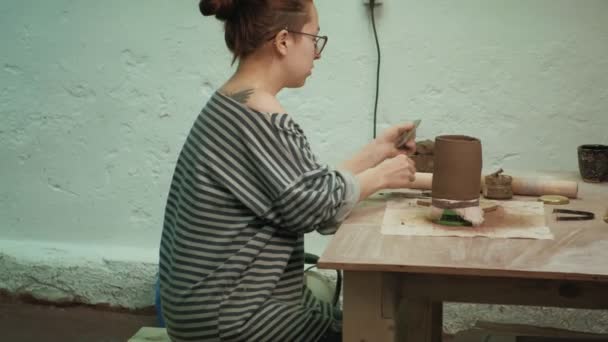 The work of a ceramist. making pottery — Stock Video