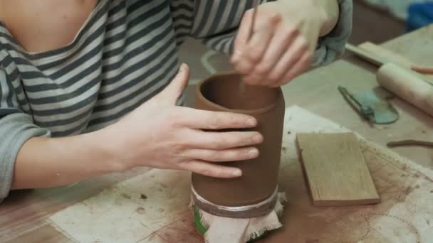 Le travail d'un céramiste. fabrication de poterie — Video