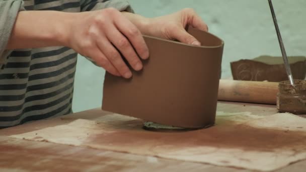 Le travail d'un céramiste. fabrication de poterie — Video
