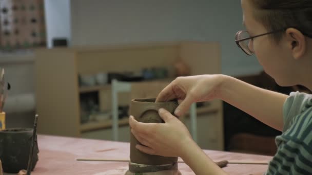 Το έργο ενός κεραμίστα. κατασκευή κεραμικών — Αρχείο Βίντεο
